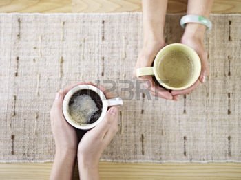 35273778-két-ember-beszél-kávézás-közben.